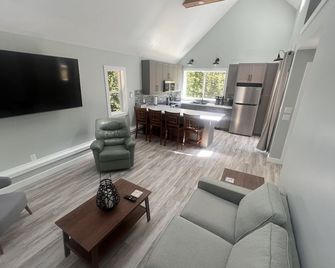 New, Quiet, and Bright private detached house with AC. - Victoria - Salon