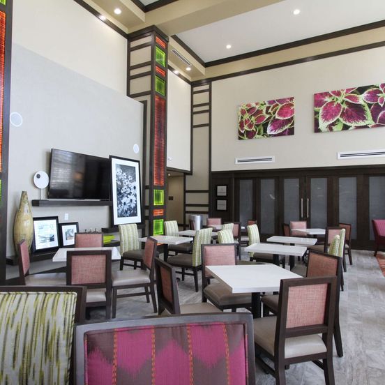 Hampton Inn & Suites Dallas Market Center image 1