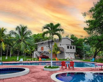 Playa Linda Surf Hotel - Tamanique - Edificio