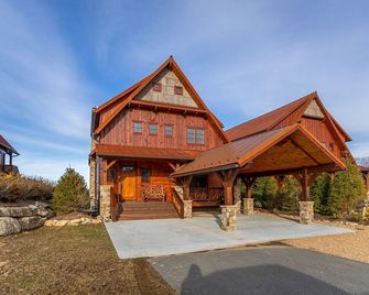Whitetail Ridge Lodge - Eagles Nest, long range views, three masters - Elk Park - Building
