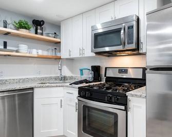Modern, 2-bedroom apt., 15 minute drive to Lake Michigan, FREE parking spot. - Chicago - Kitchen