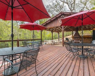 Spacious 2 bed, Hot tub, beautiful back deck overlooking Meramec River - Cuba - Balcony