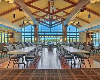 Arrowhead Lake Access Cabin with Resort Amenities - Mount Pocono - Restaurant