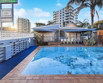 Golden Sands Motor Inn - Forster - Havuz