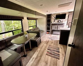 Lake Life- Easy & Comfortable in this Cozy 2-bedroom RV with WiFi & AC - Alexandria
