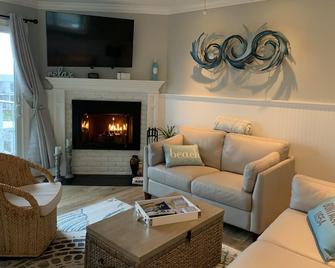 Fantastic Ocean View!! Very Short Walk to Beach!! - Montauk - Sala de estar