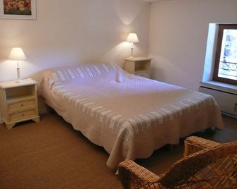 Restored old house, quiet, beautiful environment. - Gargas - Bedroom