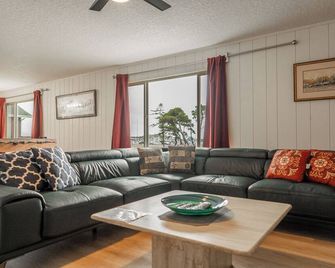 Harbor View Apartment - Crescent City - Living room