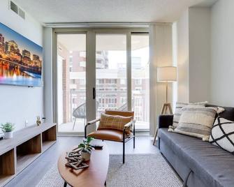 Bright Apartment Walk to Ballston Metro - Arlington - Living room