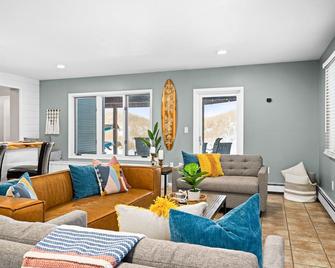North Coast Escape | Beach Access | Near Downtown - Duluth - Sala de estar