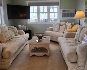 Premier Oceanfront house, steps to the beach! - Scituate - Living room