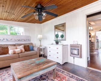 Bourbon Country Cottage on a flower farm with cattle, horses & spectacular views - Shelbyville - Living room