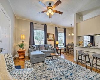 Texarkana Pet-Friendly Pad with Fenced Backyard - Texarkana - Living room