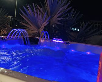 Luxury Studio With Private Jacuzzi Near - Grote Berg - Piscina