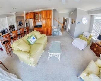 Bay Front Home With Amazing Views. Minutes To The Beach And Steps To The Pool - Fenwick Island - Living room
