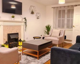Charming 3-Bed House in London with Jacuzzi - London - Living room