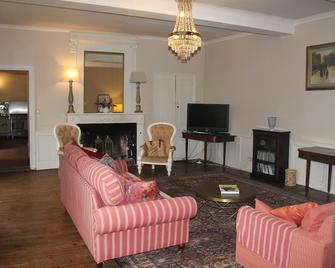 Walking distance to Aubeterre - Gorgeous Country Manor for families, heated pool - Saint-Romain - Living room