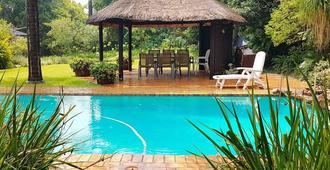 Six Valk Avenue Guest House - Johannesburg - Pool