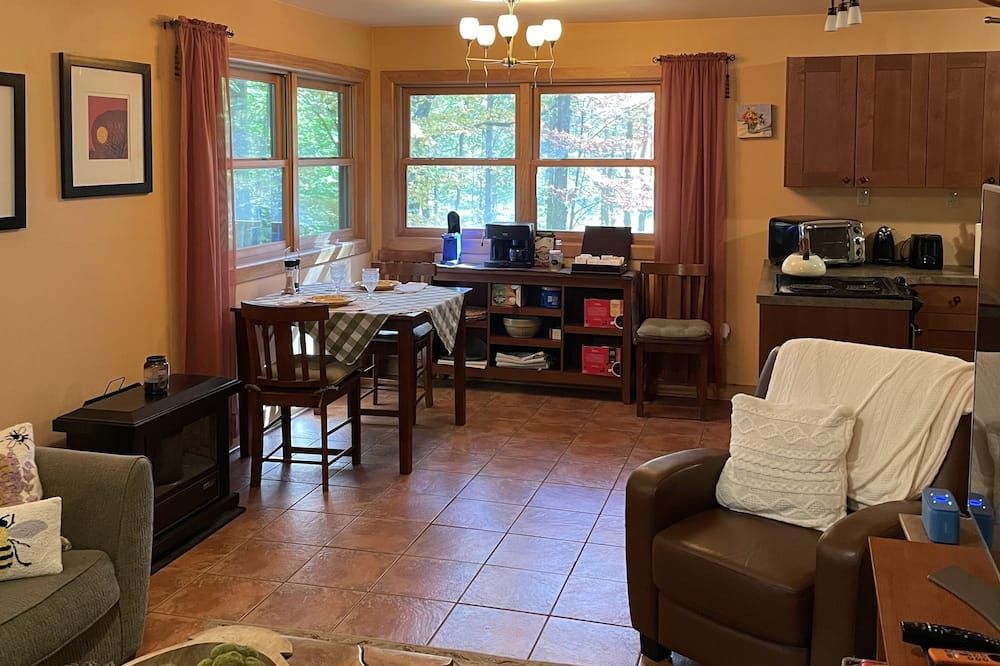 Cozy Cottage Escape on 123 acres - Malone - Huiskamer