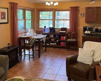 Cozy Cottage Escape on 123 acres - Malone - Living room