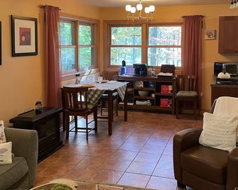 Cozy Cottage Escape on 123 acres - Malone - Huiskamer