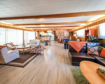 Family Fun Retro Vibe! Spacious & Charming w/Games, Firepit, & Fenced Yard! - Price - Salónek