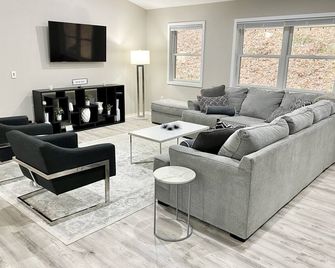 Hilltop Haven Down the Street from Glen Lake with lake access - 매이플 시티 - 거실