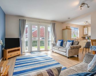 2 bedroom accommodation in Beadnell, near Seahouses - Beadnell - Living room