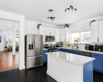 Large Groups' Luxury House - Pool - Sleep 22 - Round Rock - Kitchen