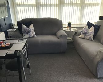 Peacock Guest House - Largs - Living room