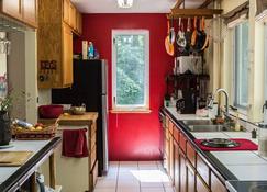Peace & Privacy in a Dutch Colonial Style Home - Raleigh - Cucina