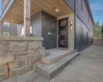 Sunflower Suite Modern Loft with Skyline Views - Kansas City - Outdoors view