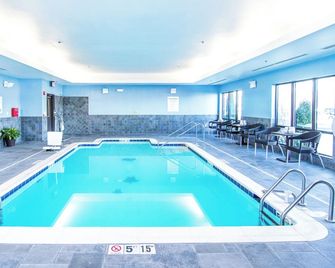 Holiday Inn Express & Suites Elkton - University Area By IHG - Elkton - Zwembad