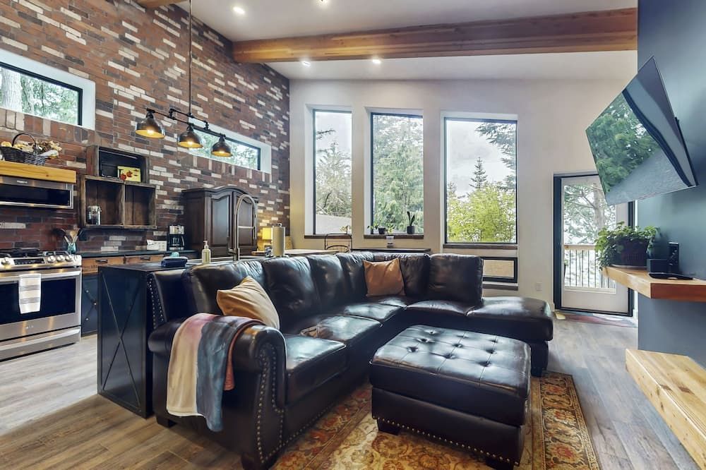 Charming Coastal Retreat with Waterfront Views in Sequim - Sequim - Living room