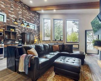 Charming Coastal Retreat with Waterfront Views in Sequim - Sequim - Stue