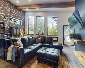 Charming Coastal Retreat with Waterfront Views in Sequim - Sequim - Living room