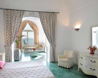 فيلا روزا - بوسيتانو - غرفة نوم