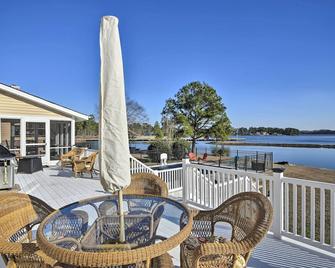 Carolina Lakes Family Home w/ Pool, Kayaks & Dock! - Sanford - Ban công