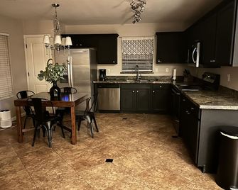 The Nook - Cozy, clean and family friendly - El Mirage - Cocina