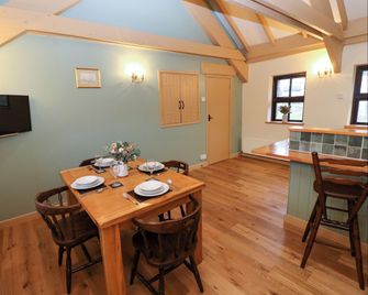 Foxglove - Newport - Dining room