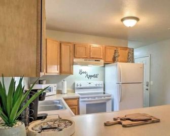West Plains 2br Near Downtown Pet Friendly Stay - West Plains - Küche