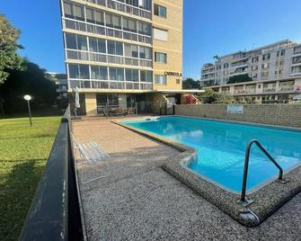 Spacious +7 Guest Beachfront Unit - Main Beach - Pool