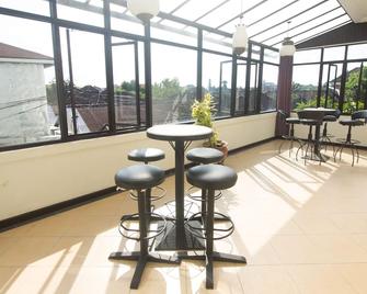 Maxi Hotel Kedonganan - Kuta - Balcony