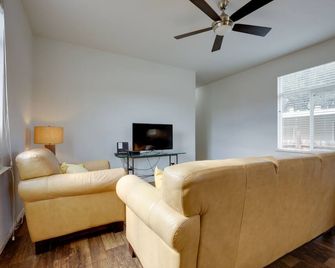 Oak View Vacation Rental about 3 Mi to Lake Casitas! - Oak View - Sala de estar