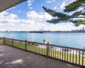 Riverfront Freighter view, 3 Bedroom with 2 Kings, Hot Tub, Air Hockey, Foosball - Port Huron - Balcony