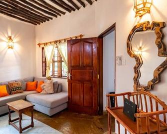 Villa Mashariki - luxury villa 400m from the beach - Ukunda - Living room