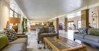 Quality Inn & Suites Bakersfield - Bakersfield - Living room