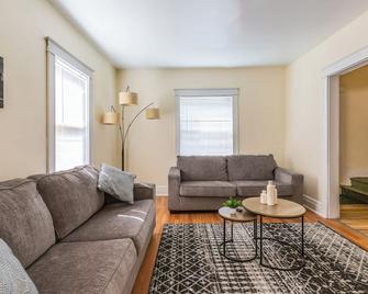 10%0ff 3-Bedroom B&B with AC/WiFi, 5 min from Falls, breakfast, clean & cozy. - Niagara Falls - Living room