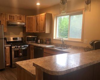 Rustic Moose Cabins ~ Your Home Away from Home - Palmer - Cocina