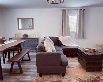 Private Cottage with Huge Private Dog Park! - Barry's Bay - Living room